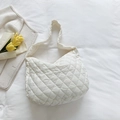 Borsa a spalla bianca trapuntata a rombi in morbido nylon per un look casual chic - Bianco