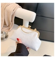 Détail d'un sac vintage blanc à fermoir baiser avec motifs nœuds et chaîne dorée - Standard / Blanc