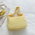 Borsa a spalla trapuntata giallo chiaro in nylon con cuciture a rombi per donna - Giallo