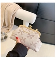 Détail de la pochette rétro crème avec motifs nœuds marron et poignée en métal doré - Standard / Kaki
