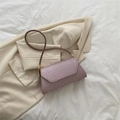 Schicke rosa Glitzer Schultertasche mit braunem Lederriemen und elegantem Umschlagdeckel - Rosa