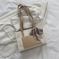 Bolso tote en beige y marrón con textura de cuadros y detalle de pañuelo de seda - Caqui