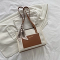 Bolso tote blanco texturizado con bolsillo de cuero marrón y pañuelo de seda decorativo - Marrón