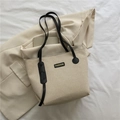 Borsa tote minimalista in tela beige con spalline in pelle nera ed etichetta - Nero