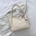 Große beige Einkaufstasche mit rosa gepunktetem Seidenschal und minimalistischem Leder - Weiß