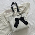 Elegante weiße Plissee-Tasche mit großer schwarzer Satinschleife und Kettenriemen - Weiß