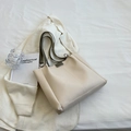 Bolso tote minimalista crema con asas verde oliva para oficina y estilo universitario - Blanco & Verde