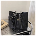 Détail du sac cabas noir avec texture matelassée et charmant pendentif en peluche noir - Noir