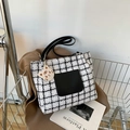 Grande borsa tote in tweed bianco e nero con tasca in pelle e ciondolo a tigre - Nero