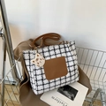 Borsa tote in tweed bianco e nero con tasca in pelle marrone e tracolle lunghe - Marrone
