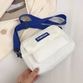 Minimalistische weiße Nylon-Umhängetasche mit blauem Fashion-Label und blauem Gurt - Weiß