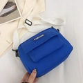 Blaue Nylon-Umhängetasche mit weißem Gurt und modischer Tasche auf der Vorderseite - Blau