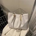 Borsa tote in pelle bianca con elegante tracolla a catena dorata e finitura morbida - Bianco