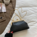 Mini sac noir motif crocodile avec fermoir doré vintage et bandoulière chaîne - Noir