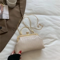 Sac à chaîne rétro blanc crème à motif crocodile avec cadre en métal doré et fermoir - Blanc