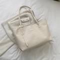 Borsa tote trapuntata color panna in ecopelle con elegante targa metallica della marca - Bianco