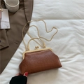 Sac bandoulière marron caramel effet croco avec fermoir doré vintage et bandoulière chaîne - Marron