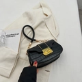 Chique zwarte crossbodytas met krokodillenreliëf, gouden ketting en vierkante gesp - Zwart