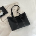 Borsa tote vintage in pelle opaca nera con cuciture bianche a contrasto - Nero