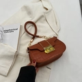 Bruine crossbodytas met krokodillenpatroon, rond handvat en gouden kettingriem - Bruin