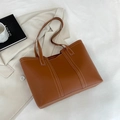Borsa tote in pelle marrone caramello con cuciture bianche a contrasto e stile minimalista - Marrone Giallastro