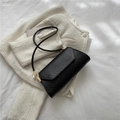 Elegante bolso baguette negro con textura de cocodrilo, tirantes finos y hebillas doradas - Negro