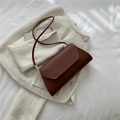 Bolso baguette marrón caramelo con textura tejida y herrajes metálicos dorados - Marrón Oscuro