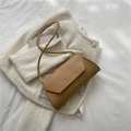 Bolso baguette marrón de cuero sintético con textura de cocodrilo y correa fina - Caqui