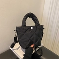 Bolso bandolera de nailon negro acolchado con asa mullida y correa ajustable para mujer - Negro