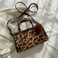 Borsa leopardata in ecopelliccia con manici in pelle marrone e ciondolo pompon - Stile Stampa Leopardata / Leopardo Marrone