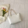 Borsa tote bianca minimalista con motivo pelle di serpente e tracolla a catena dorata - Bianco
