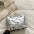 Borsa tote trapuntata argento con catena in metallo dorato per donna stile inverno - Argento
