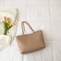 Borsa tote minimalista marrone chiaro in ecopelle con trama a serpente e catena - Cachi