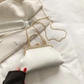 Borsa a mano bianca plissettata in velluto con chiusura a scatto dorata e catena - Bianco