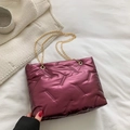 Borsa tote trapuntata in viola scuro metallizzato con tracolla a catena dorata - Rosso