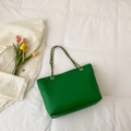 Elegante borsa tote verde smeraldo con spalline in catena oro e ecopelle testurizzata - Verde