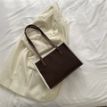 Bolso tote marrón oscuro con ribete de forro polar blanco sobre blazer beige - Sin colgante / café