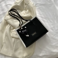 Bolso tote negro minimalista con ribete de borreguillo blanco y colgante suave - Con Ornamento / Negro