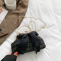 Sac bandoulière élégant en tweed noir et blanc avec grand nœud satiné et chaîne dorée - Noir