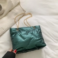 Gesteppte dunkelgrüne Puffer-Tote-Bag mit Metallglanz und goldener Kettenschulterriemen - Grün