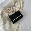 Elegante borsa a tracolla nera con catena dorata e dettaglio decorativo in metallo - Nero