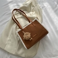 Sac fourre-tout vintage marron avec bordure en fausse fourrure blanche et charme en peluche - Avec Ornement / Marron