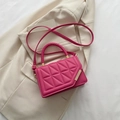 Bolso bandolera magenta de cuero PU acolchado con asa trenzada y detalles metálicos oro - Rosa Rojo