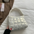 Bolso acolchado blanco con textura acolchada y asa única en acabado de nailon suave - Blanco