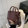 Braune Vintage-Handtasche mit Modeschrift, passender Geldbörse und Ethno-Gurt - Dunkelbraun