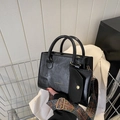 Schwarze quadratische Handtasche mit Ethno-Gurt auf weißem Blazer Hintergrund - Schwarz