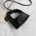 Bolso de mano negro minimalista en cuero sintético mate con elegante asa fruncida y correa - Negro