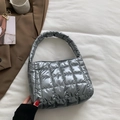 Bolso acolchado plateado metalizado con costuras cuadradas y asa de mano sofisticada - Gris