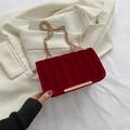 Dunkelrote Samt-Umhängetasche mit goldener Kette und Klappendesign für Damen - Rot