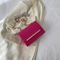 Borsa a tracolla rettangolare rosa con finiture dorate e tracolla a catena - rosa acceso